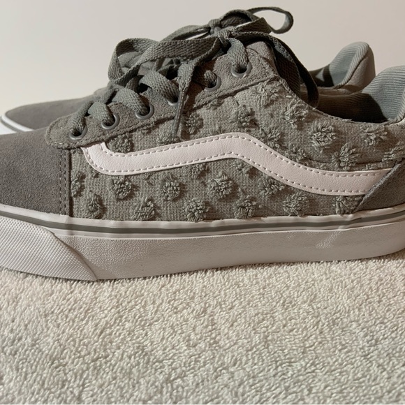Vans - Picture 3 of 7